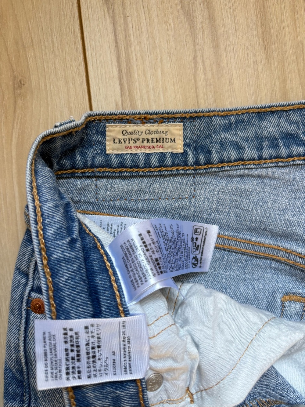 Levi’s 501 Premium Jeans 32x32 Light Wash Straight Leg Button Fly Classic Denim - Picture 3 of 7